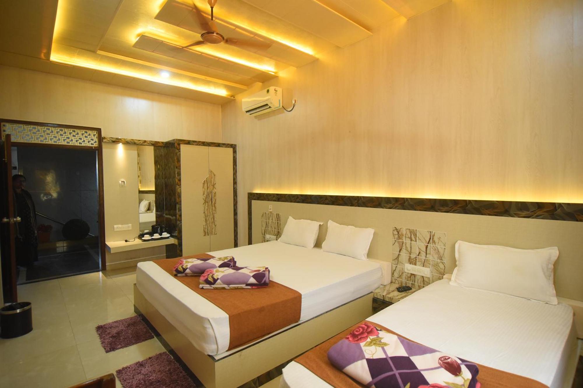 R Empire Revtree Hotel Dāvangere Exterior photo