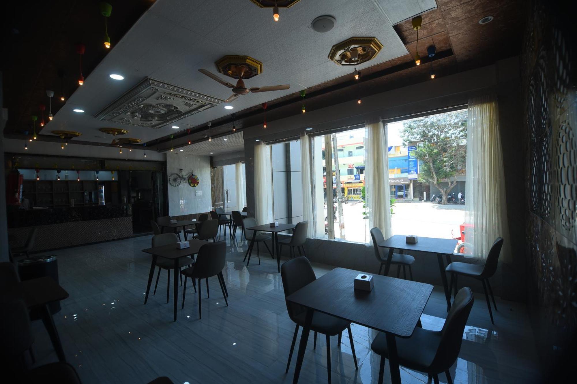 R Empire Revtree Hotel Dāvangere Exterior photo