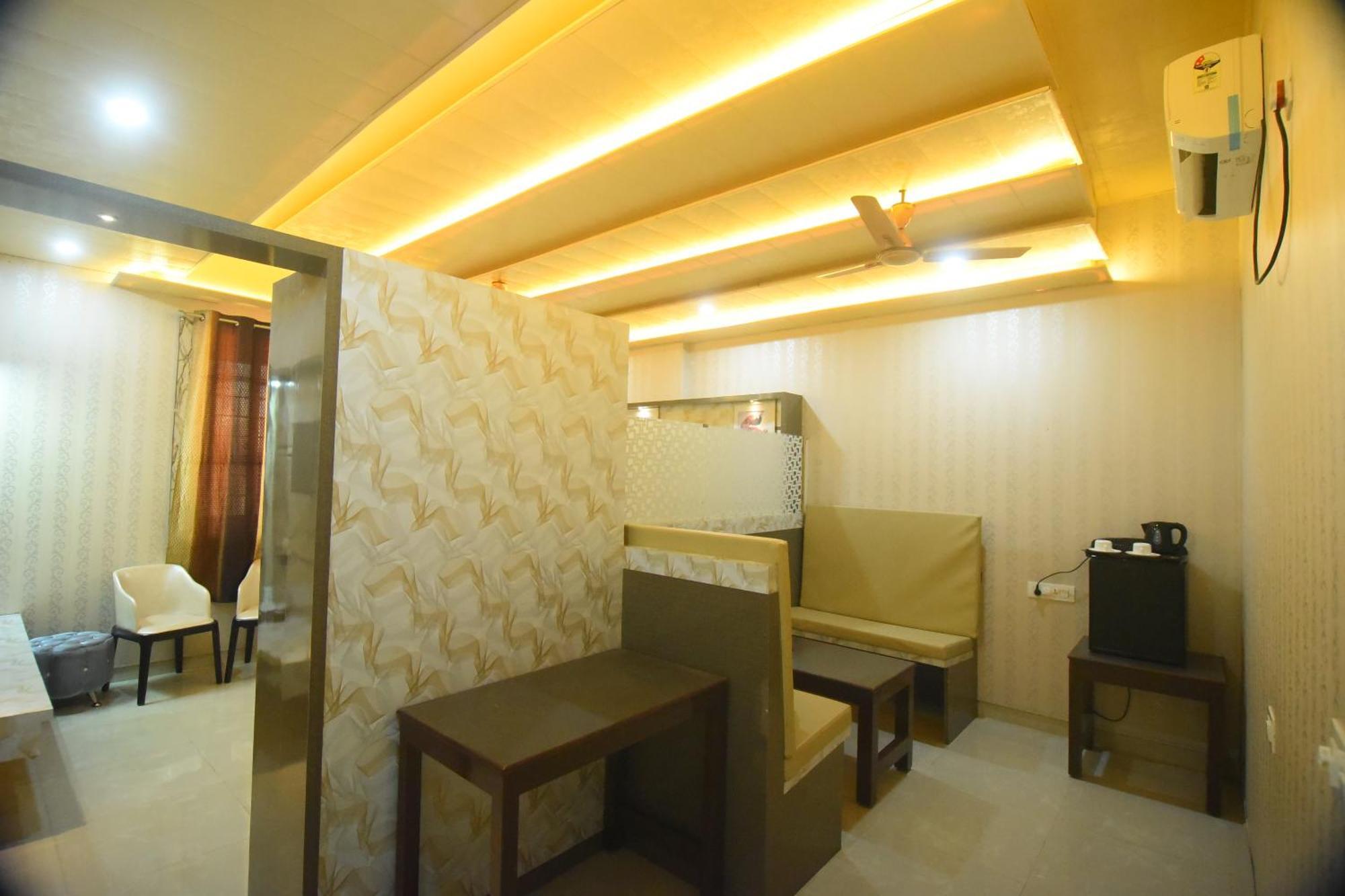 R Empire Revtree Hotel Dāvangere Exterior photo