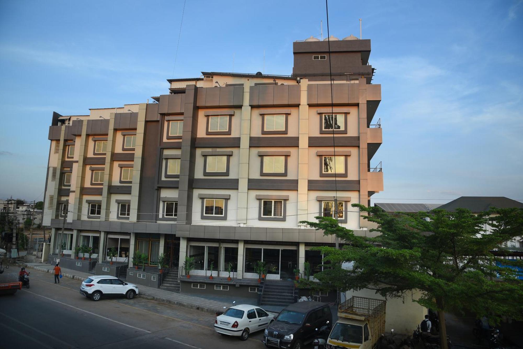 R Empire Revtree Hotel Dāvangere Exterior photo