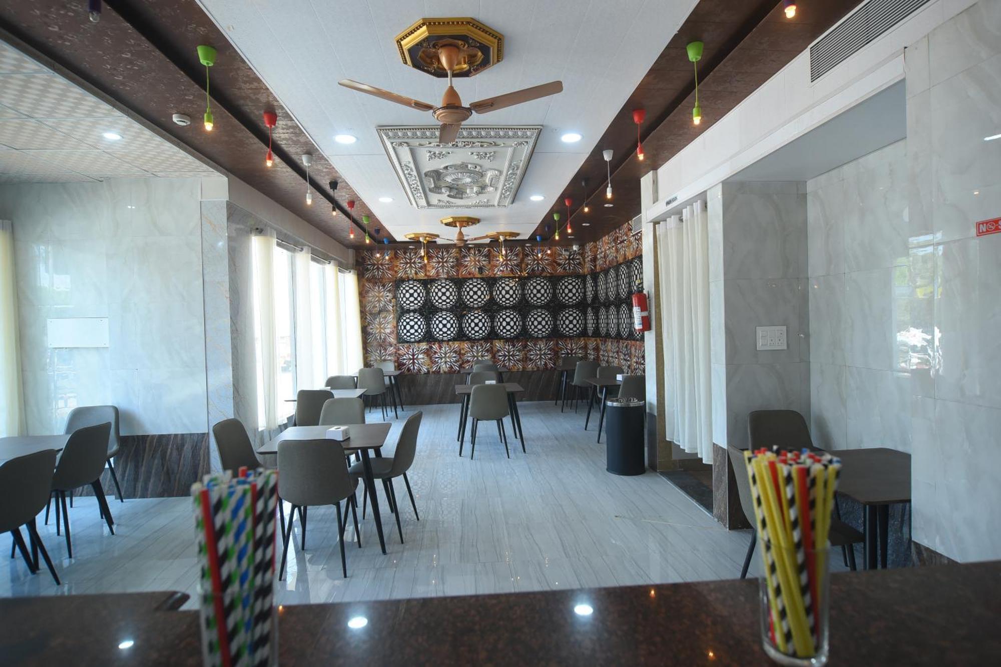 R Empire Revtree Hotel Dāvangere Exterior photo