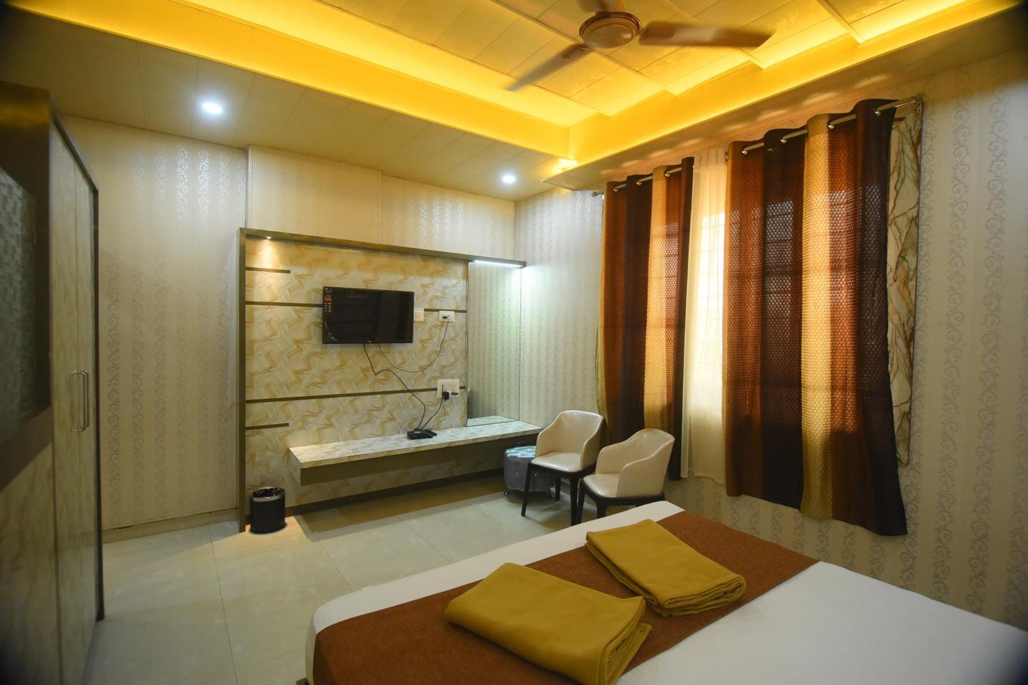 R Empire Revtree Hotel Dāvangere Exterior photo