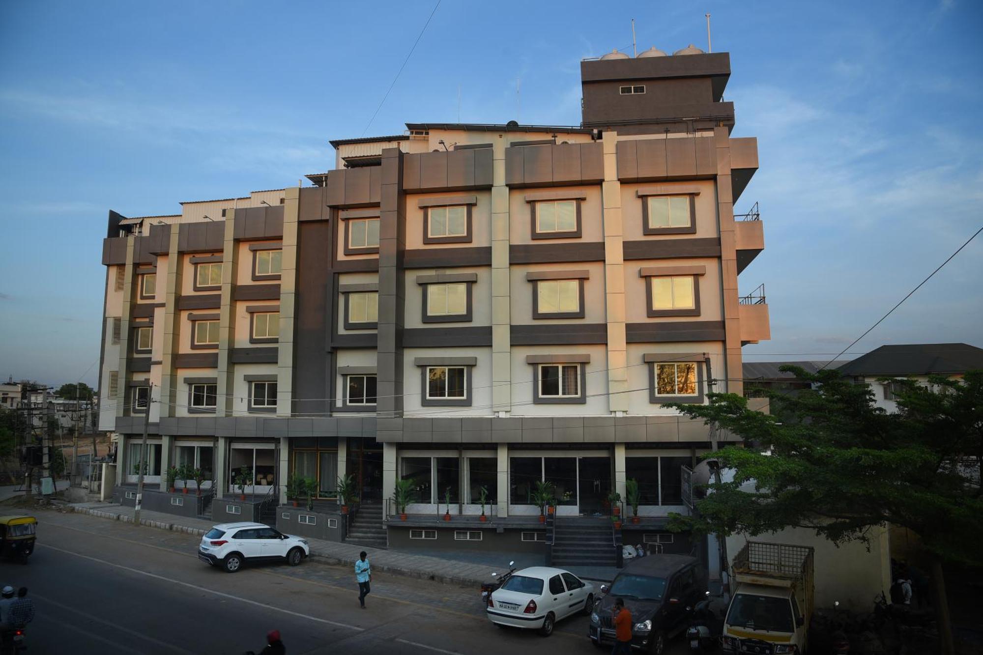 R Empire Revtree Hotel Dāvangere Exterior photo